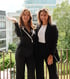 Die Maklerinnen Deana und Lina von aestates während einer Immobilienbesichtigung.