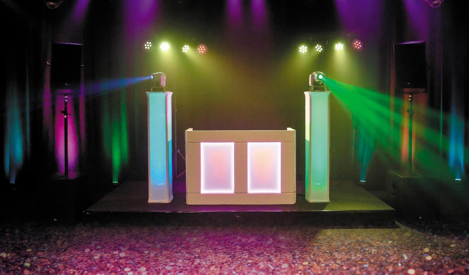 Opstelling Business Small: wit DJ-meubel met twee lichtzuilen