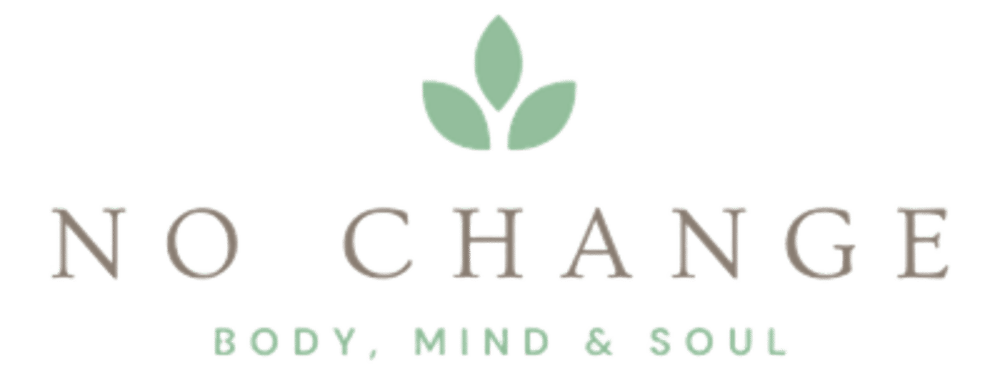 MILA MARI BY OKSANA KOLENICHENKO Logo auf dunkelgrünem Hintergrund.