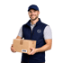 Ein lächelnder Zusteller in blauer Mütze und Weste, der ein Paket hält.