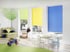 Helles Kinderzimmer mit Rollos in Grün, Gelb und Blau
