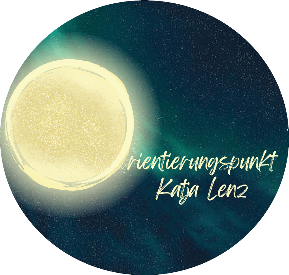 Gelb leuchtende Sonne vor dunklem Sternenhimmel mit Text „orientierungspunkt Katja Lenz“.