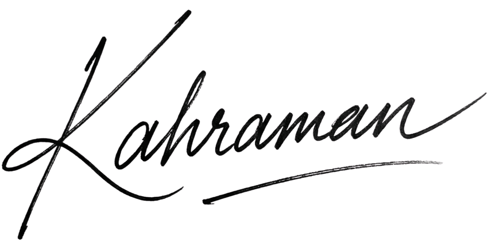 Unterschrift in schwarzer Schreibschrift, die "Kahraman" auf grünem Hintergrund liest.