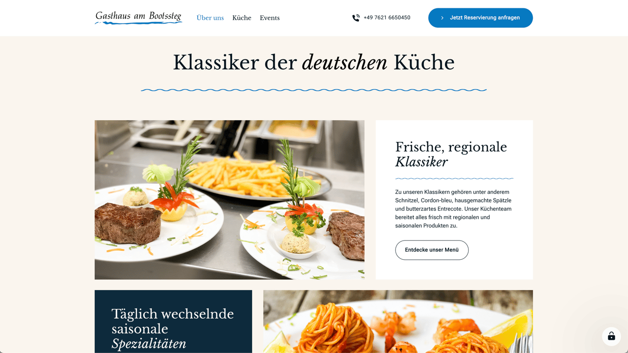 Zwei Teller mit Steaks, Kartoffelpüree und Beilagen, ein Teller Pommes Frites im Hintergrund.
