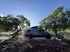 Allrad-Campervan Mercedes Sprinter mit Aufstelldach im Schatten unter Bäumen – perfekter Offroad-Ausbau für autarke Reisen in der Natur