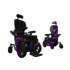 Zwei schwarze Elektrorollstühle mit violetten Akzenten, einer groß und der andere kleiner, stehen nebeneinander.