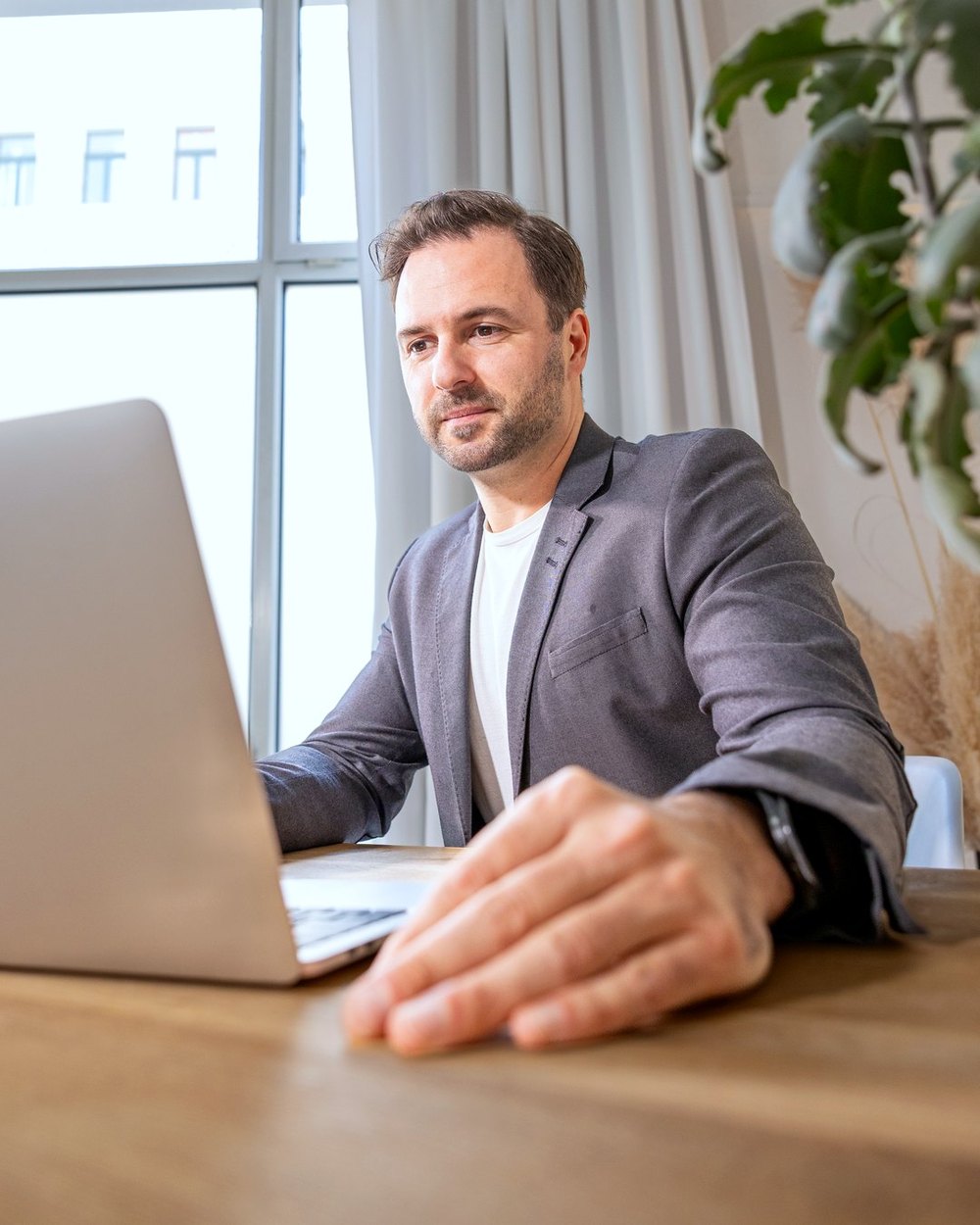 Businessfotografie in Leipzig – Geschäftsmann am Arbeitsplatz