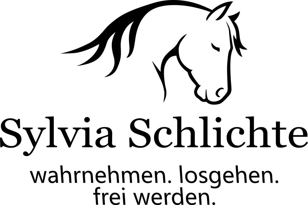 Stilisiertes schwarzes Pferdekopf-Logo über dem Text "Sylvia Schlichte wahrnehmen. losgehen. frei werden." auf grünem Grund.