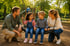 Eine lächelnde Familie mit zwei Kindern auf einer Nestschaukel auf einem sonnigen Spielplatz im Freien.
