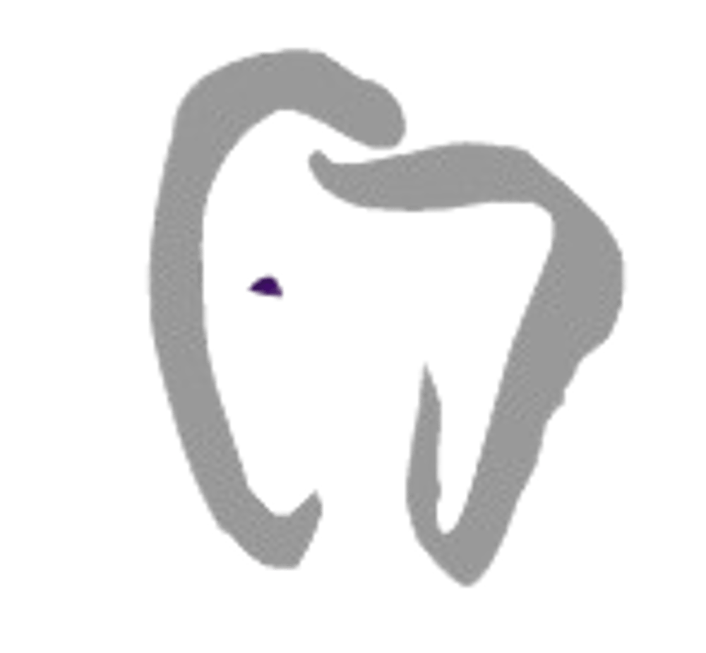 Grauer Zahn mit einem kleinen lila Fleck auf dunkelgrünem Hintergrund.