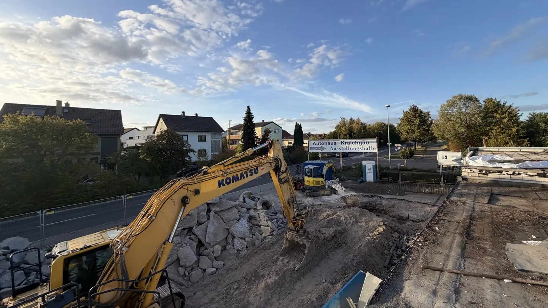 Bagger beim Abtransport des Materials