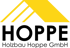 Logo: Hoppe Holzbau GmbH mit gelber Dachform über schwarzem Text auf dunkelgrünem Hintergrund.