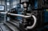Industrielle CNC-Rohrbiegemaschine formt ein glänzendes Metallrohr in einer Werkshalle.
