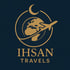 Ein goldenes Flugzeug umkreist die goldene Erde, darüber ein Halbmond, darunter der Text "IHSAN TRAVELS".