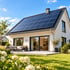 Modernes Haus mit Solardach und Garten