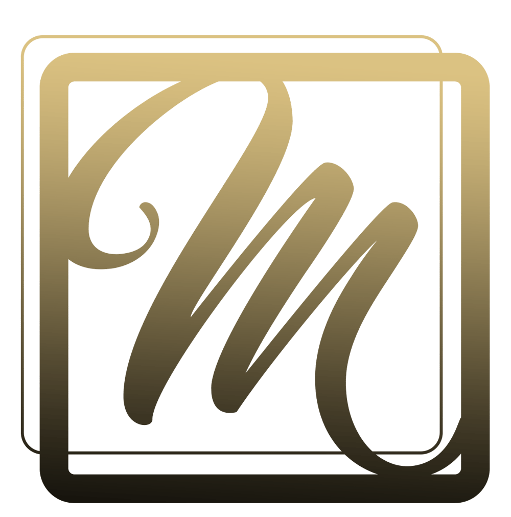 Goldener geschwungener Buchstabe "M" in einem quadratischen Rahmen auf dunkelgrünem Hintergrund.