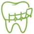 Grüner Zahn mit grüner Zahnspange.