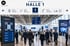 Messebesucher gehen durch Halle 1, Wegweiser zeigen zu den Hallen 2, 3, 4, 5.