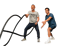Zwei Männer beim Fitnesstraining mit Battle Ropes vor schwarzem Hintergrund, einer trägt ein graues Head-T-Shirt.