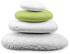 Stapelung von vier flachen Steinen, der zweite von oben ist hellgrün, die anderen sind weiß.