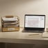 Ein Laptop mit rotem Korrekturtext neben einer goldenen Ablage mit der Aufschrift "delegated". Es symbolisiert, dass trotz delegieren viel Arbeit anfällt.
