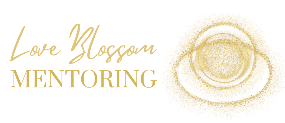 Love Blossom Mentoring Text in Gold auf Grün mit goldenem Glitzerwirbel.