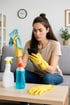 Frau am Handy mit Putzsachen