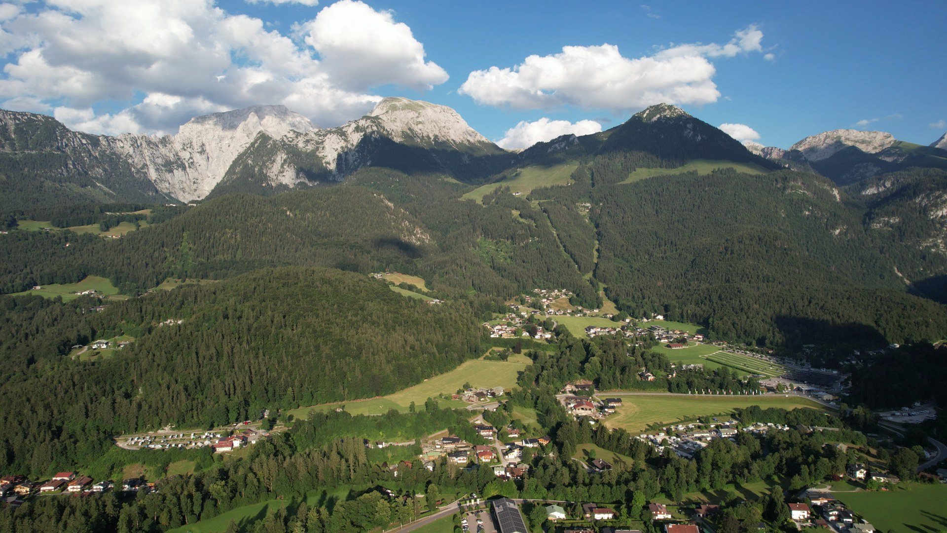 Alpenpanorama aus der Drohne - Station auf dem 1.000-Kilometer-Roadtrip zu fünf Gastgebern