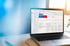 Laptop auf einem Schreibtisch zeigt das Google Ads Dashboard mit Diagrammen und Statistiken zur Kampagnenleistung.