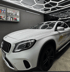 Schwarzer Mercedes-Benz S-Klasse Limousine von hinten in einer Garage mit LED-Beleuchtung.