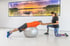Trainerin unterstützt Teilnehmer bei einer Rückenübung auf dem Gymnastikball im Sportpark Laupheim.