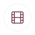 Dunkelrotes Filmstreifen-Symbol in einem grauen Kreis auf schwarzem Hintergrund.