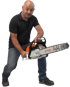 Ein Mann in schwarzem Poloshirt und Jeans hält eine STIHL Kettensäge mit der Aufschrift "Art 04".