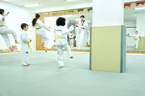 Kinder beim Taekwondo-Training im Sommercamp von SOMA Bonn