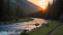 Fluss schlängelt sich durch ein grünes Tal bei Sonnenuntergang, umgeben von dunklen Wäldern und Bergen.