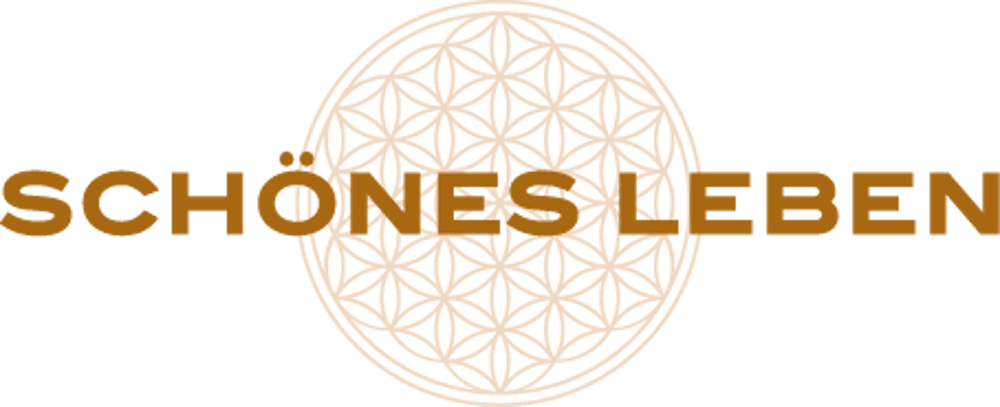 Logo mit "SCHÖNES LEBEN" in Braun über einem hellbeigen Kreis mit geometrischem Muster auf grünem Hintergrund.