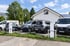 Firmenparkplatz eines Handwerksbetriebs mit mehreren Ladesäulen und elektrischen Firmenfahrzeugen