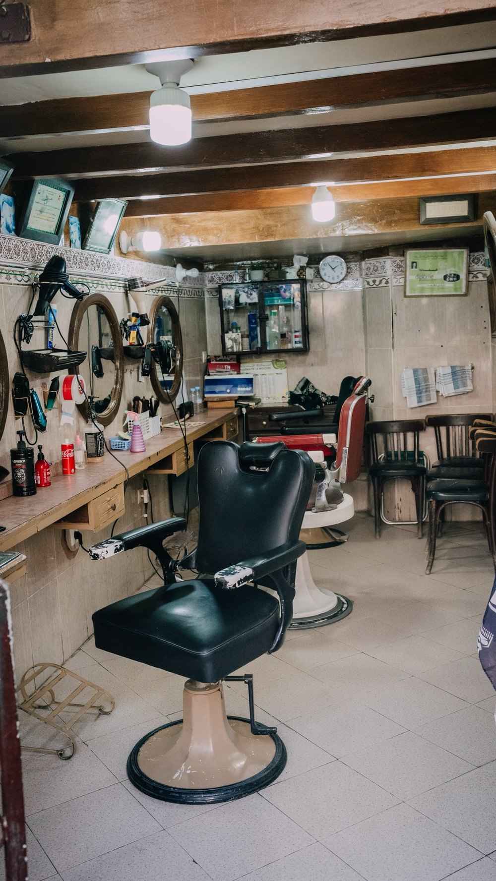 Leerer Barbierstuhl in einem Friseursalon der Medina