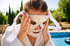 Frau legt sich die AYORI Cooling Heat Recovery Mask mit verstellbaren Klettverschlussbändern an