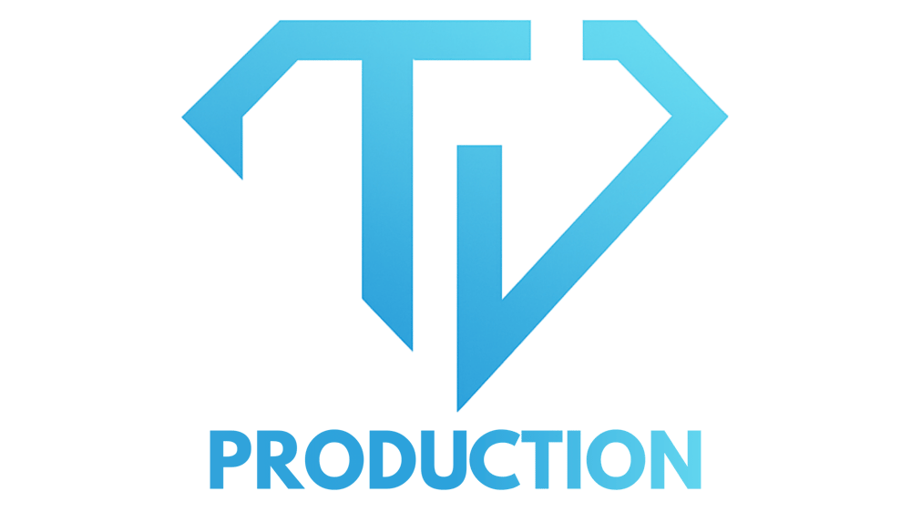 Blaues Logo mit einem stilisierten "TD" in Diamantform über dem Wort "PRODUCTION" auf grünem Hintergrund. TD PRODUCTION LANDAU LOGO