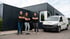 Drei Mitarbeiter der Firma Gehrke stehen vor einem Firmengebäude und einem weißen VW-Transporter mit Gehrke-Logo.