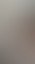 Ein Junge schreit mit offenem Mund und gerunzelter Stirn eine Person an.