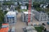 Baustelle mit drei unfertigen Gebäuden, rotem Kran und EraBau-Banner.
