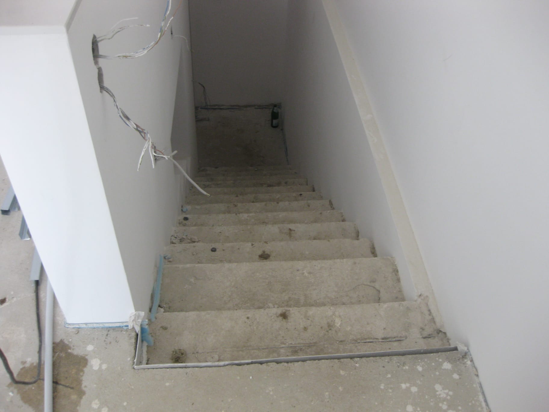 Alte Treppe mit Parkett verkleidet vorher