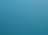 Neun Personen schwimmen in klarem, blauem Wasser, ein Segelboot im Hintergrund.