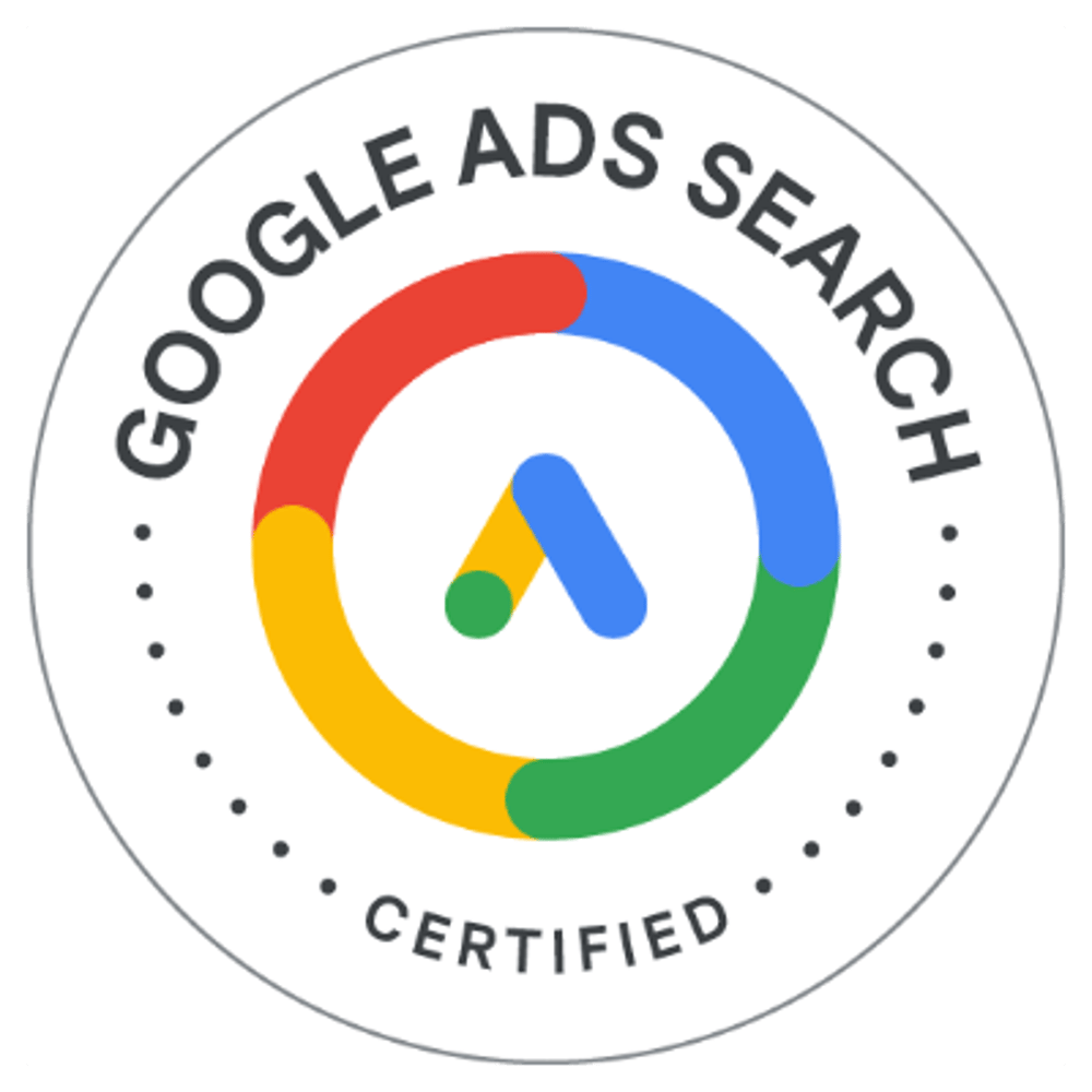Google Ads Search Certified Logo mit farbigem Pfeilsymbol und umlaufendem Text.