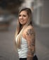 Bild von Marie Kessel im weißen Sport-Top: Abnehmcoach für Frauen mit Schilddrüsenunterfunktion