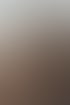 Eine Kosmetikerin mit Maske und Handschuhen tätowiert die Lippen einer Kundin.