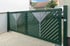 Grünes Zweiflügeltor aus Aluminium mit grauen Akzenten und Zierrille