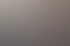 Lächelnde Frau dehnt sich mit den Händen an den Zehen auf einer Matte im Fitnessstudio.